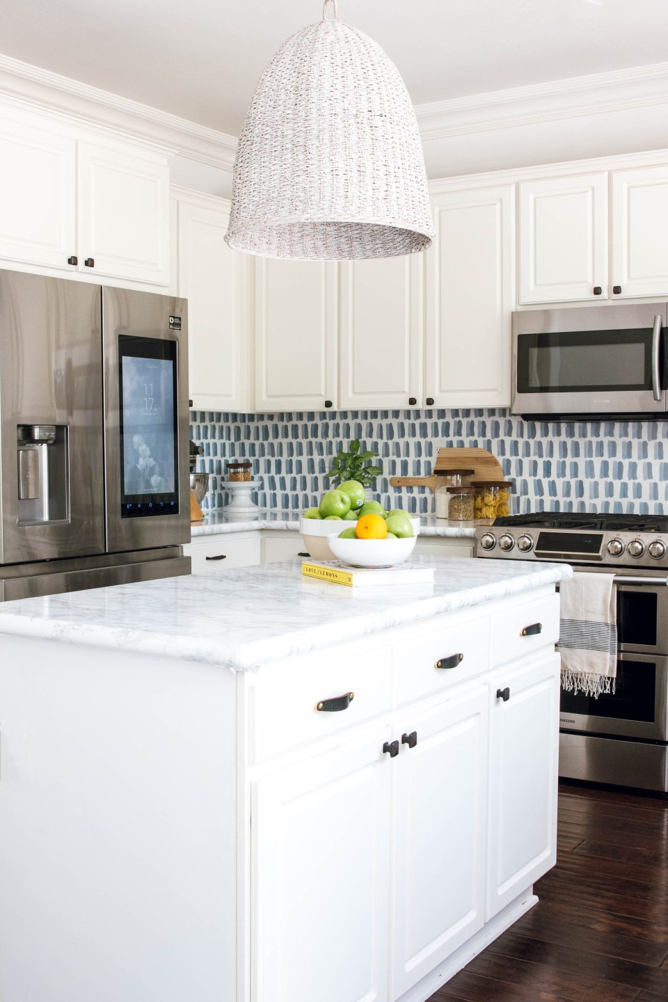 Kitchen island seating between family room and kitchen